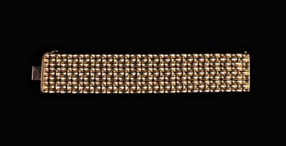 An 18 Carat Gold Chain Bracelet (approx 69 g, 20cm in length including catch).