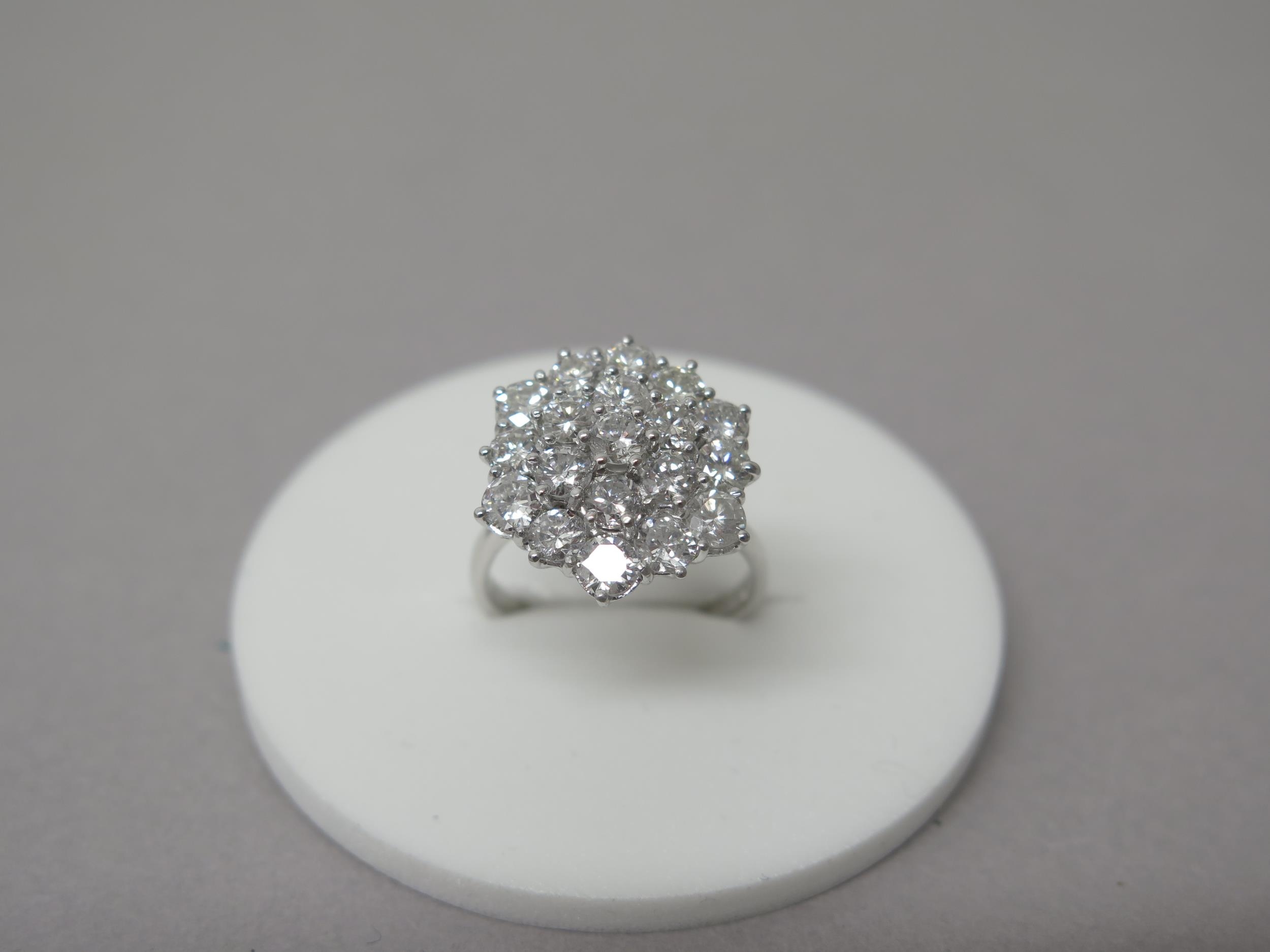 A good quality 18ct white gold large diamond cluster ring - diamonds approx 2ct, diamonds are well - Image 3 of 5