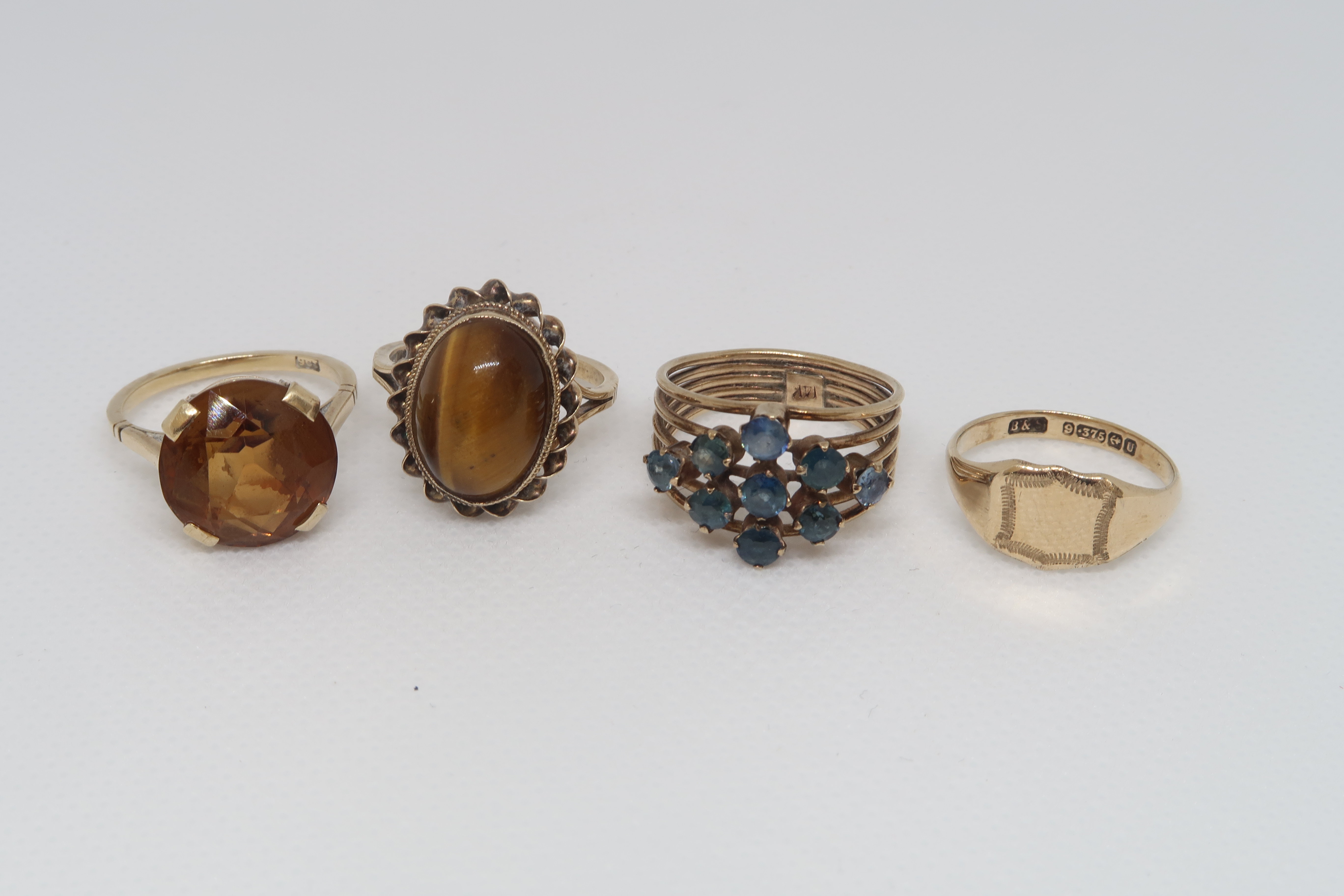 Four gold rings; one 14ct ring and three 9ct rings, all hallmarked, with a 9ct hallmarked cross on a - Image 2 of 5