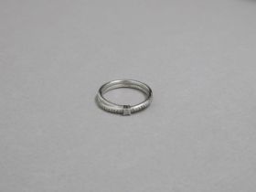 An 18ct white gold hallmarked ring with CZ double crossover band, size P/Q, approx 4.3 grams, with