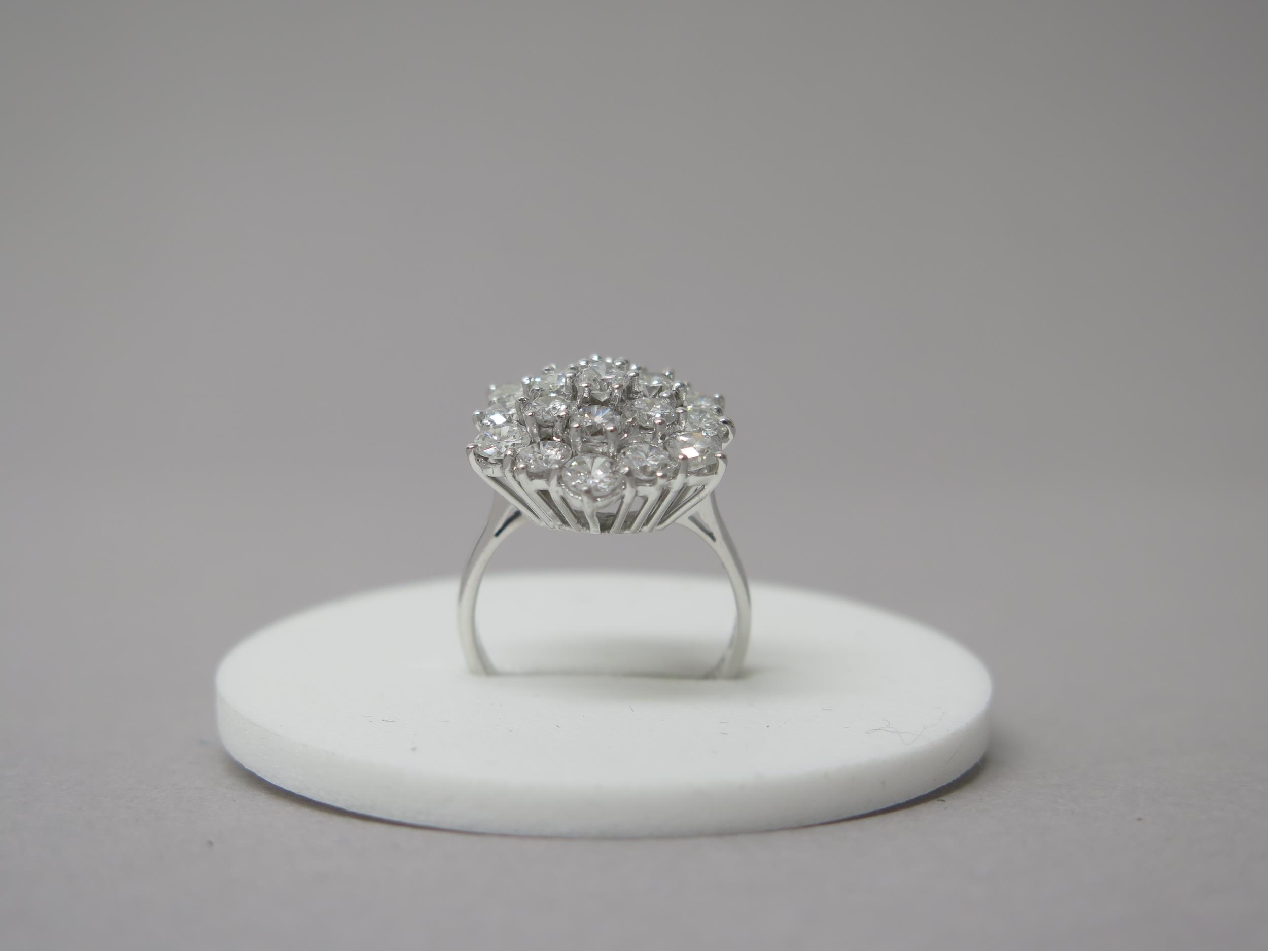A good quality 18ct white gold large diamond cluster ring - diamonds approx 2ct, diamonds are well - Image 5 of 5