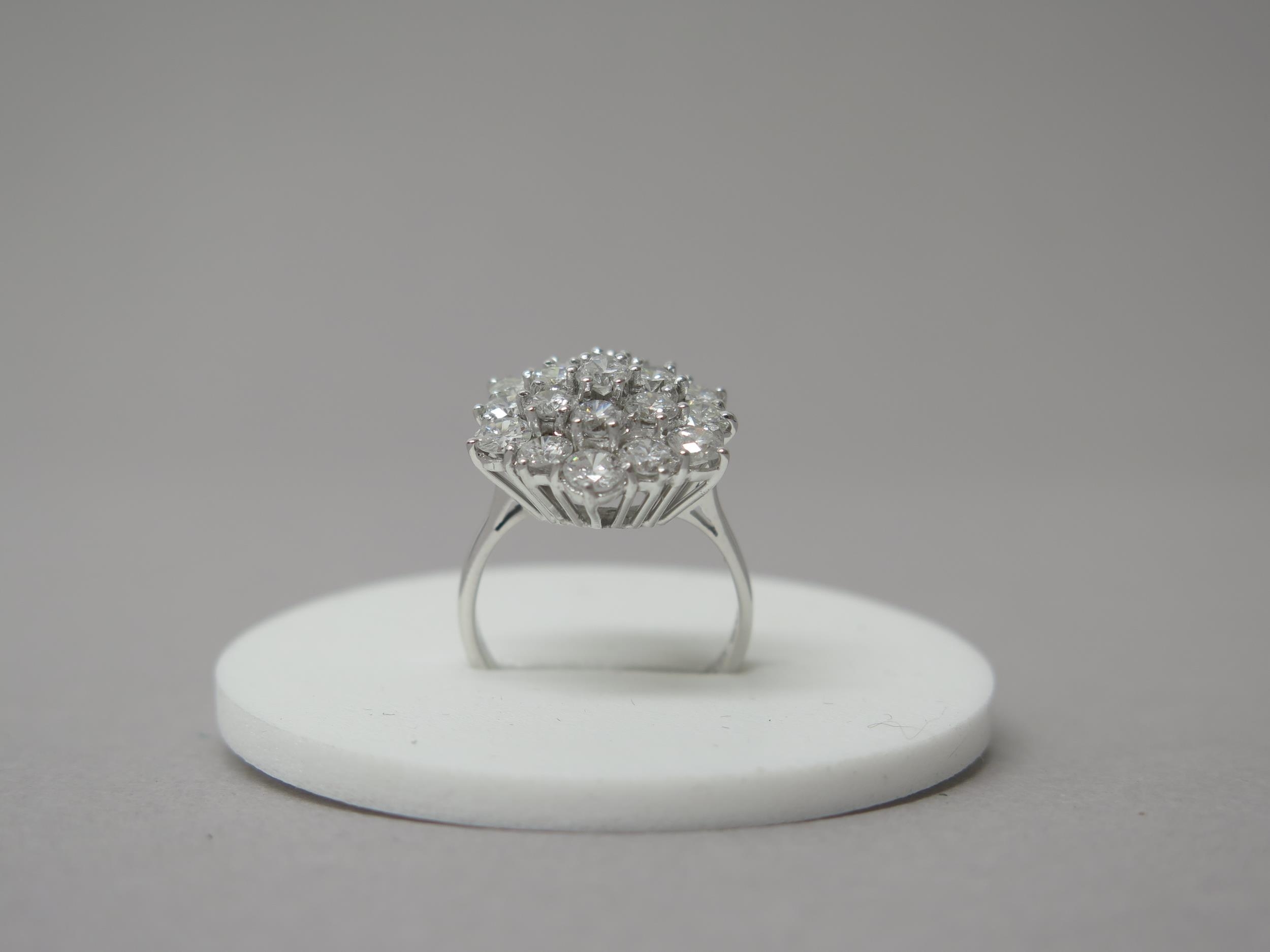 A good quality 18ct white gold large diamond cluster ring - diamonds approx 2ct, diamonds are well - Image 4 of 5
