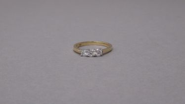 A certificated 18ct yellow and white gold 3-stone round brilliant cut diamond ring - Diamonds 0.