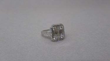 An Art Deco style quality 18ct white gold ring with diamond shoulders - approx 2ct of diamonds,