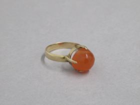 An 18ct yellow gold (tested) and cabochon carnelian ring - carnelian approx 1cm diameter - ring size