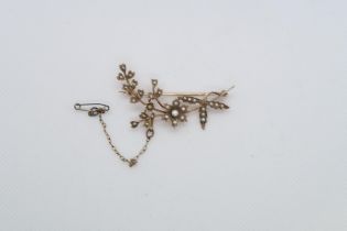 An Edwardian 9ct yellow gold (hallmarked) and pearl flower brooch - approx 5cm - weight approx 4.1