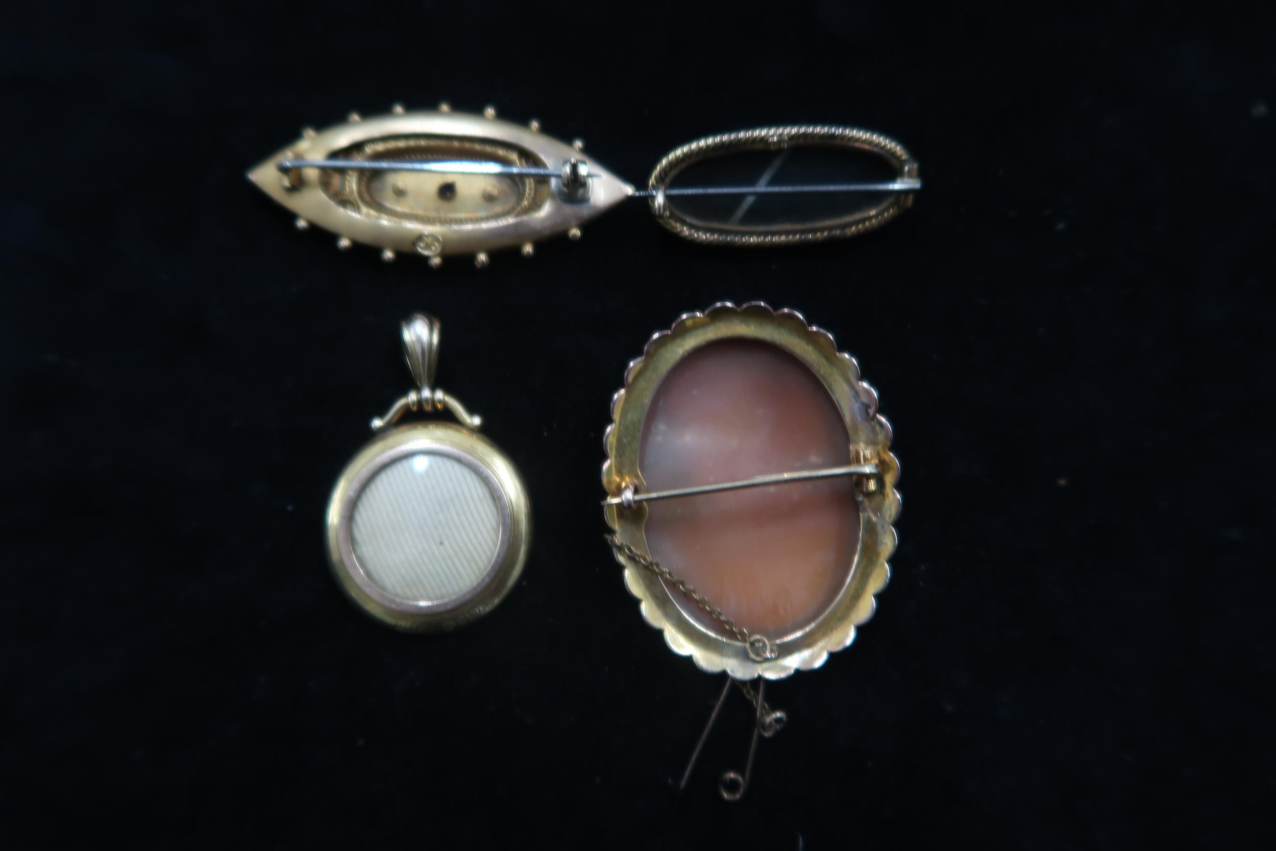 Three 9ct gold brooches - Agate (hallmarked) Etruscan (hallmarked) cameo (tested) with a 9ct ( - Image 2 of 2