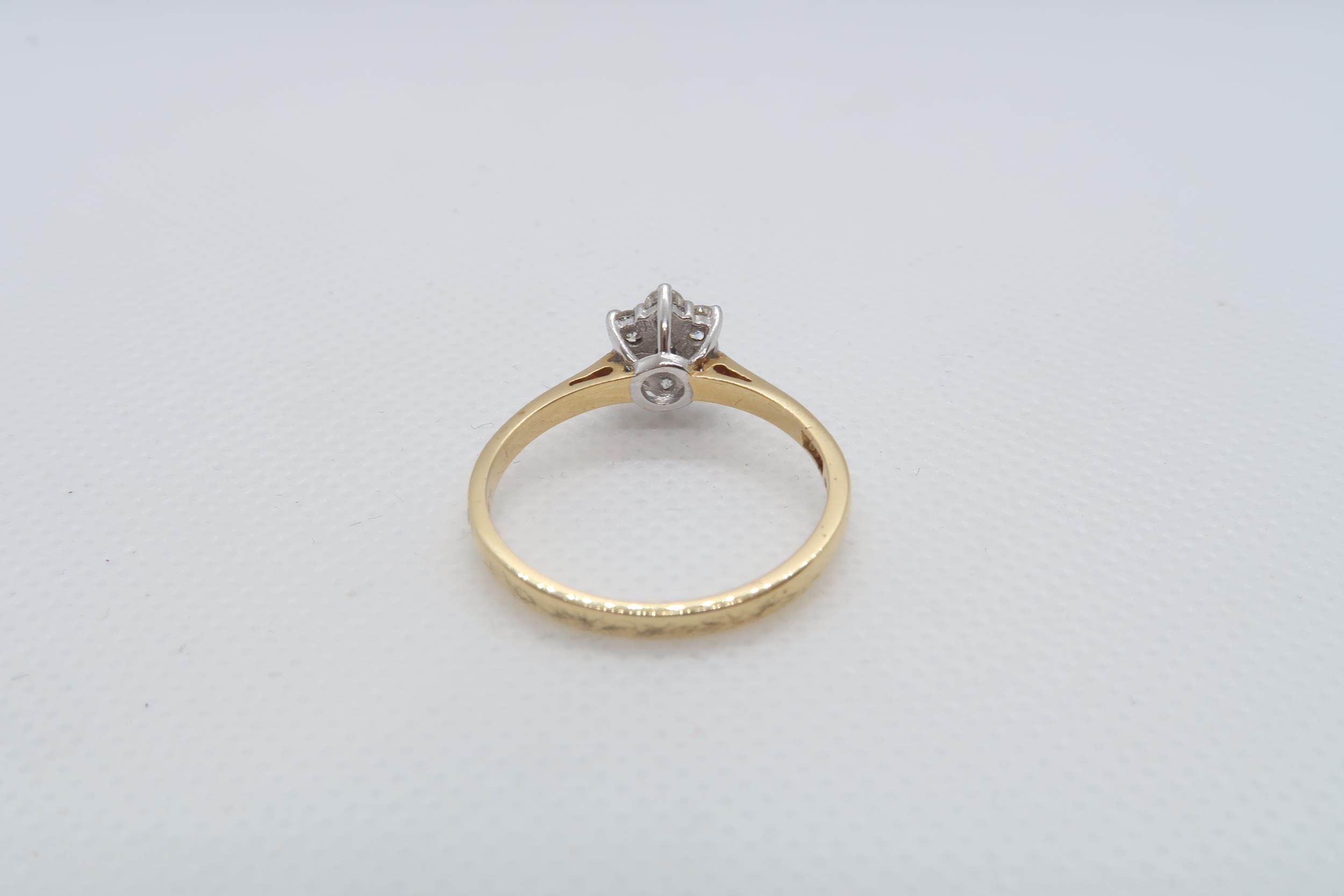An 18ct yellow gold (hallmarked) and diamond daisy cluster ring size V - approx weight 3.7 grams - Image 3 of 4
