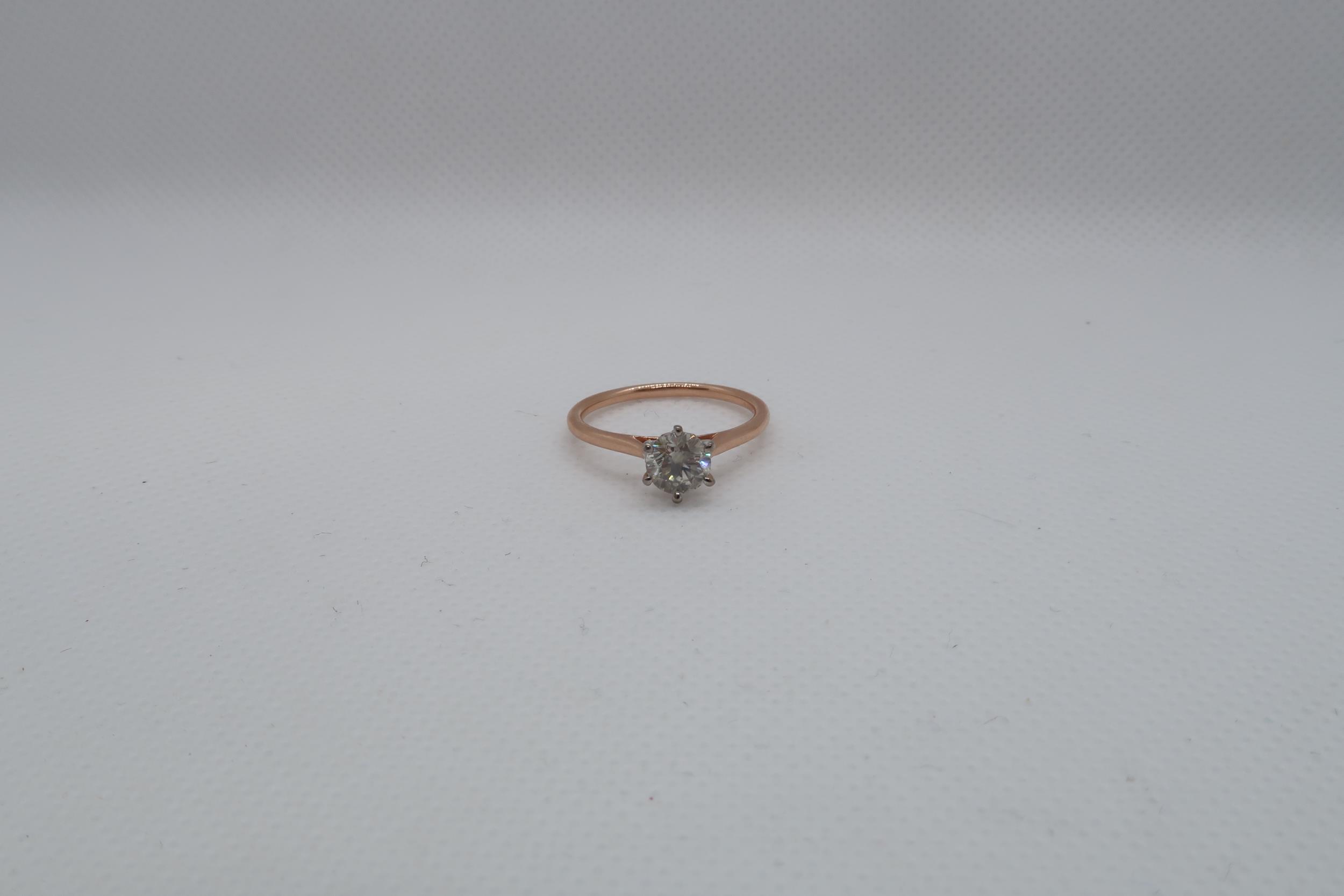 A certificated 18ct white and rose gold round brilliant cut diamond solitaire diamond ring - Diamond - Image 2 of 3