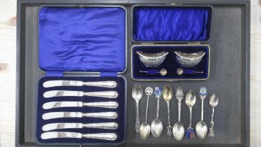 A pair of Edwardian silver salts, Birmingham 1908, boxed with matching spoons together with a set of