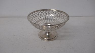 An Edwardian silver basket - E.S. Barnsley & Co Birmingham 1907 - Diameter 9.5cm - approx weight 1.4