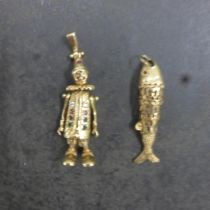 A 9ct yellow gold (hallmarked) articulated clown pendant - approx 5cm - together with a 9ct yellow