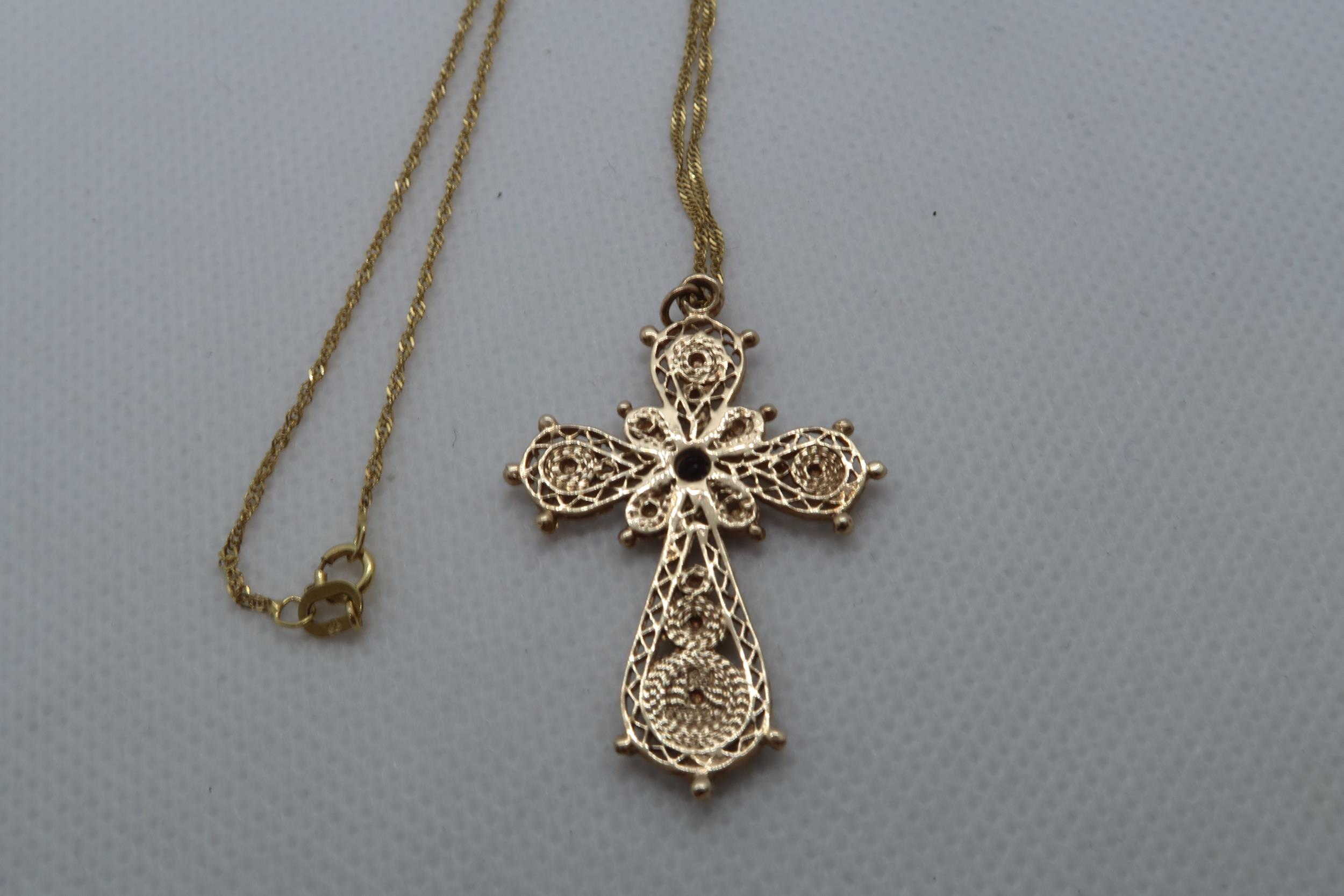 A 9ct yellow gold (hallmarked) filigree cross pendant with red garnet - approx 3.5cm - on a 9ct - Image 3 of 3