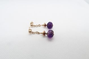 A pair of 9ct yellow gold (hallmarked) and carved cabochon amethyst drop earrings - 3.5cm - weight