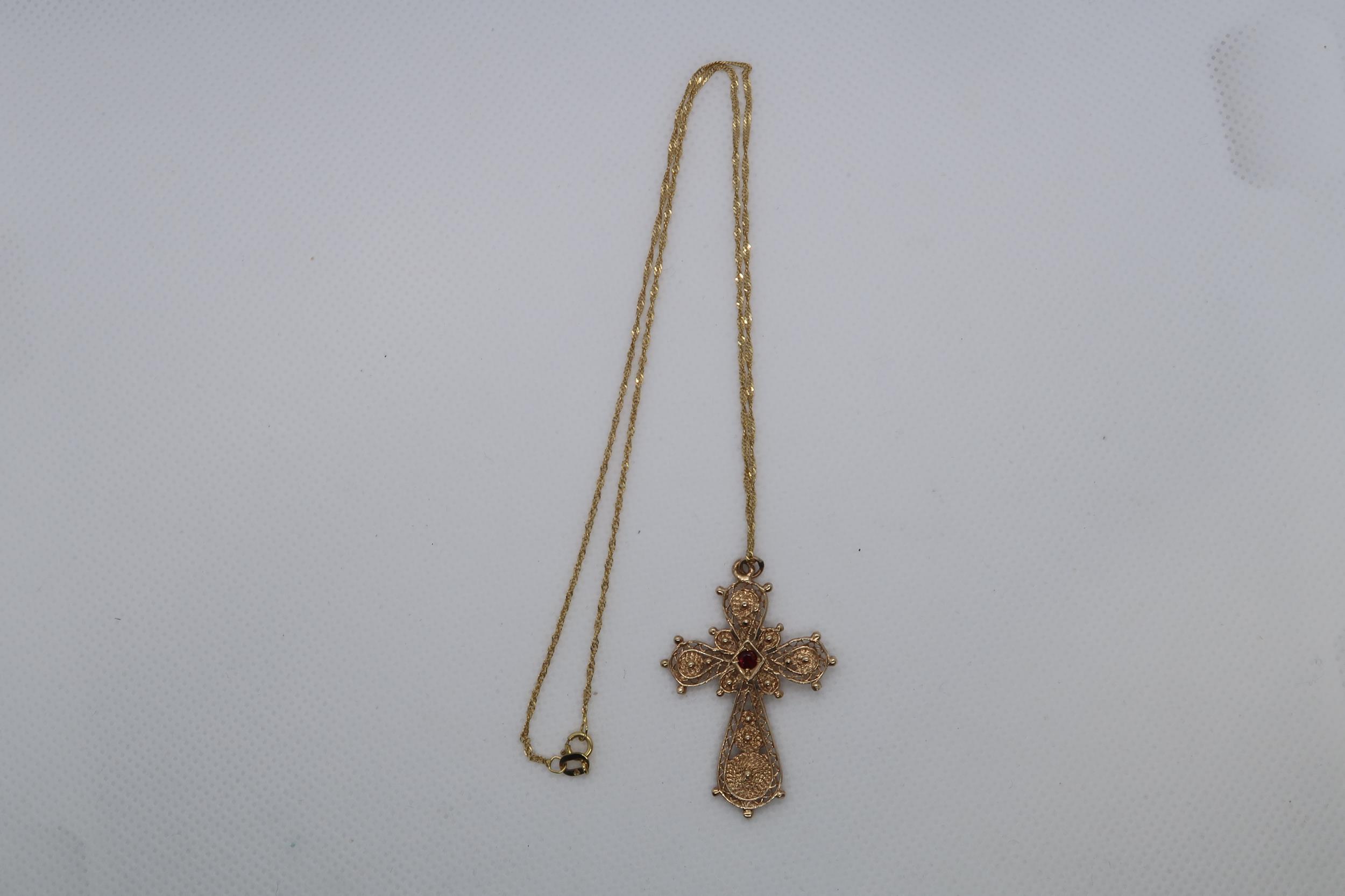 A 9ct yellow gold (hallmarked) filigree cross pendant with red garnet - approx 3.5cm - on a 9ct - Image 2 of 3