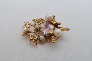 A heavy 18ct yellow gold (hallmarked) brooch set with baroque pearls and faceted rose quartz -