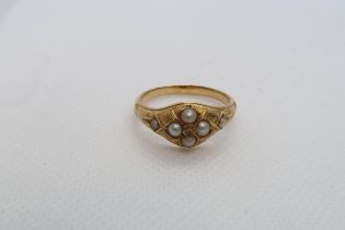 A yellow gold ring with pearls - 3.4grams