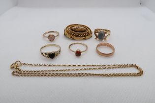 Five 9ct gold rings, various - weight approx 7.9 grams - together with a damaged yellow gold (