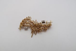 A modern 18ct (hallmarked) yellow gold brooch set with four round brilliant cut diamonds - 4cm -