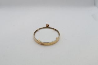 A yellow gold (tested) magnifying glass pendant - tested as approx 18ct - approx 4cm diameter