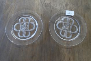 A pair of Lalique dishes with Putti, signed - Diameter 16cm