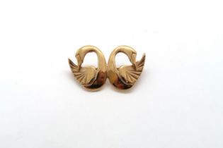 A 9ct (hallmarked) yellow gold brooch with a pair of swans - approx 2.8cm - 3.5 grams