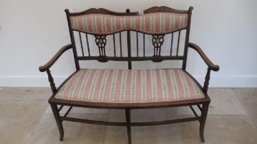 An Edwardian mahogany and inlaid settee - Width 112cm