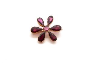 An approx 9ct (tested) yellow gold flower brooch with garnets, approx 2.5cm, approx 3.9 grams