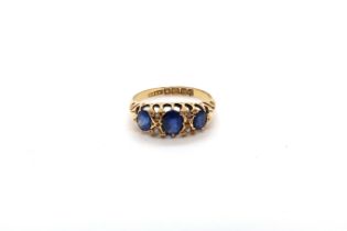 An 18ct hallmarked yellow gold ring with sapphire and diamond - ring size K/L - 2.5 grams