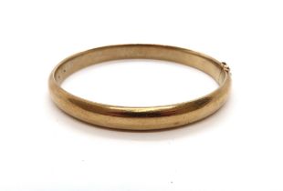 An 8ct hallmarked yellow gold hinged bracelet, 6.5cm diameter, approx 16.7 grams