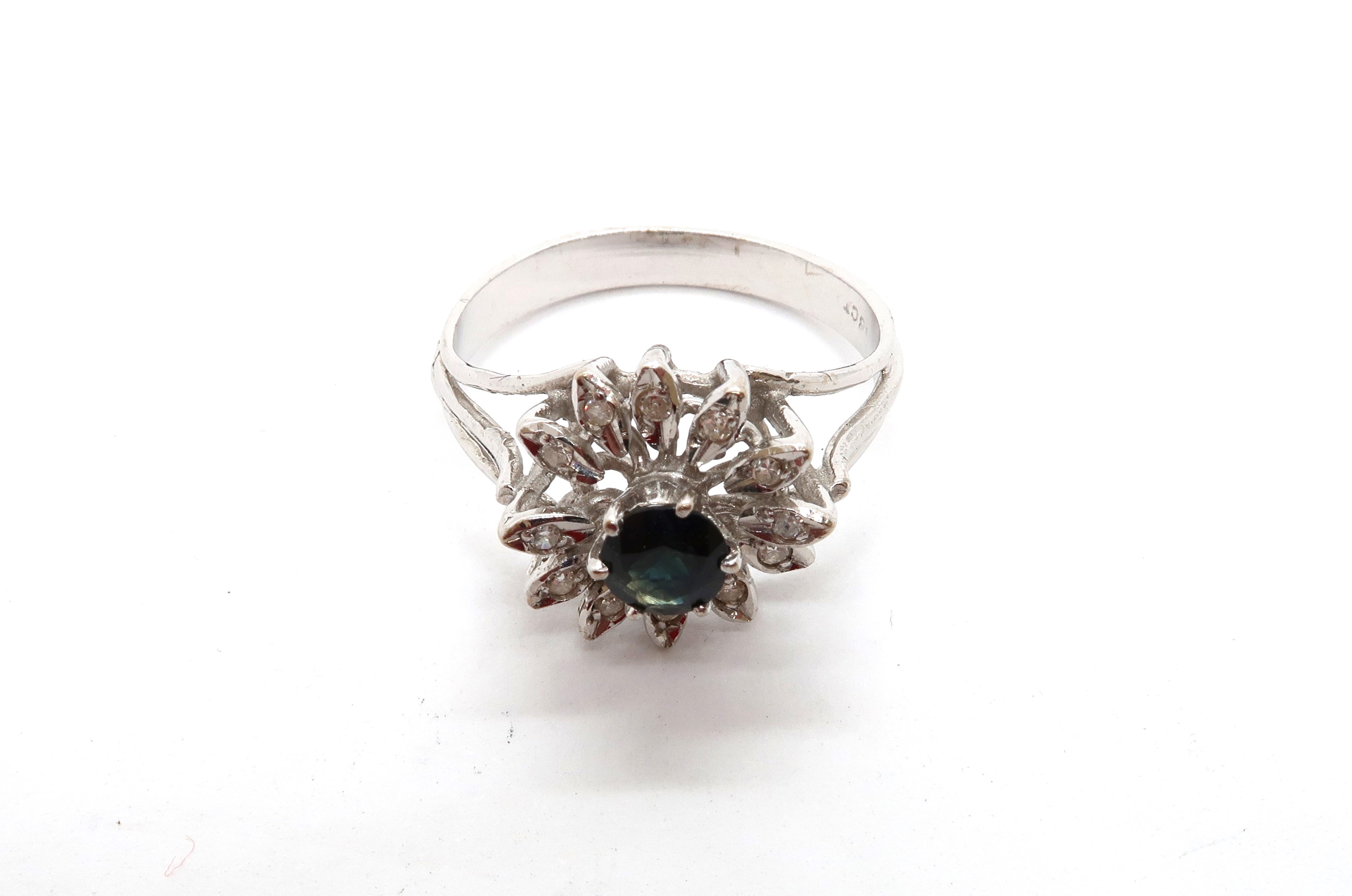 An 18ct white gold hallmarked sapphire and diamond flower cluster ring, size L/M, approx 3.9 grams - Image 5 of 5