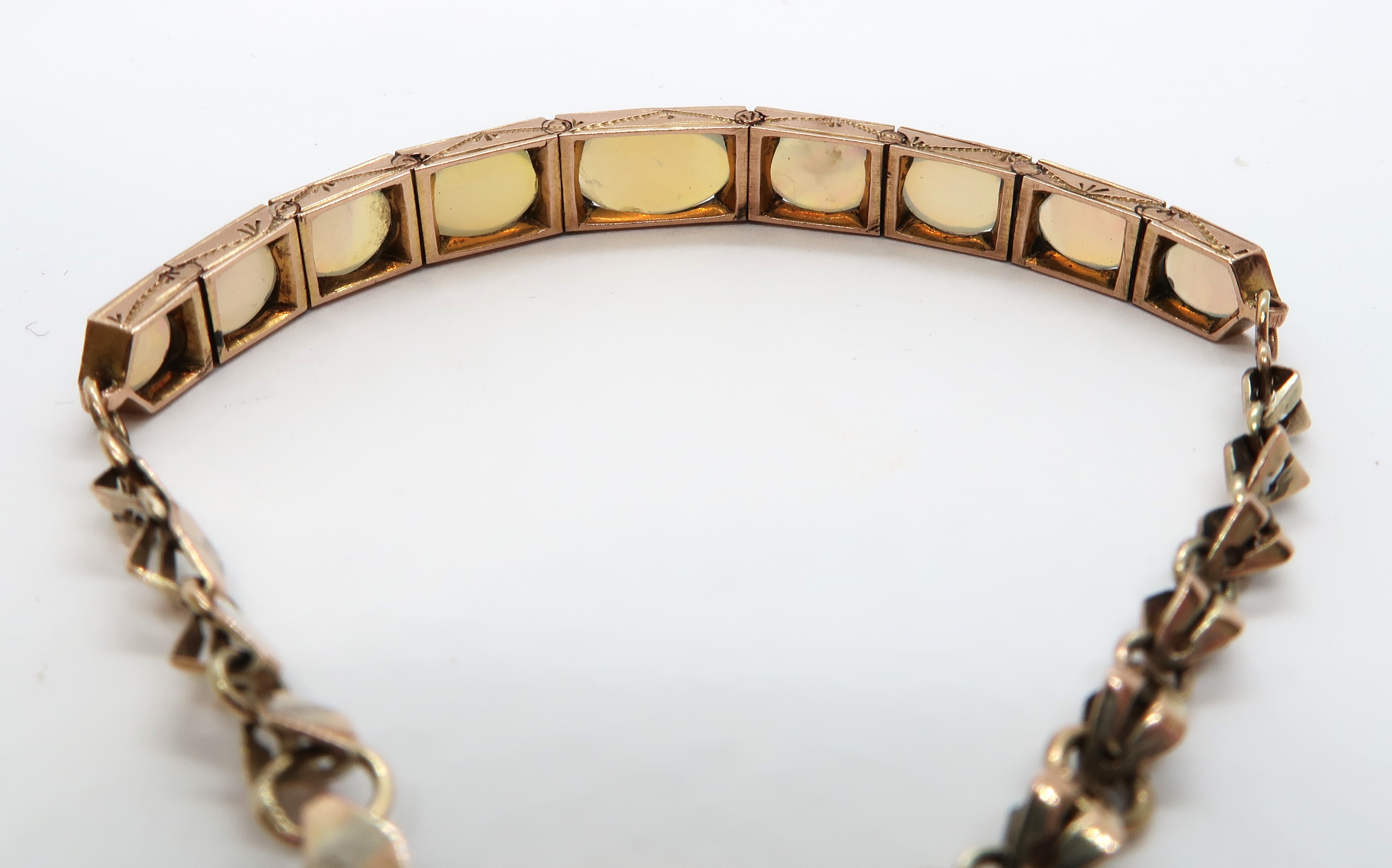 A 9ct yellow gold and opal articulated bracelet with nine graduated opals - 7.1 grams - Image 4 of 4