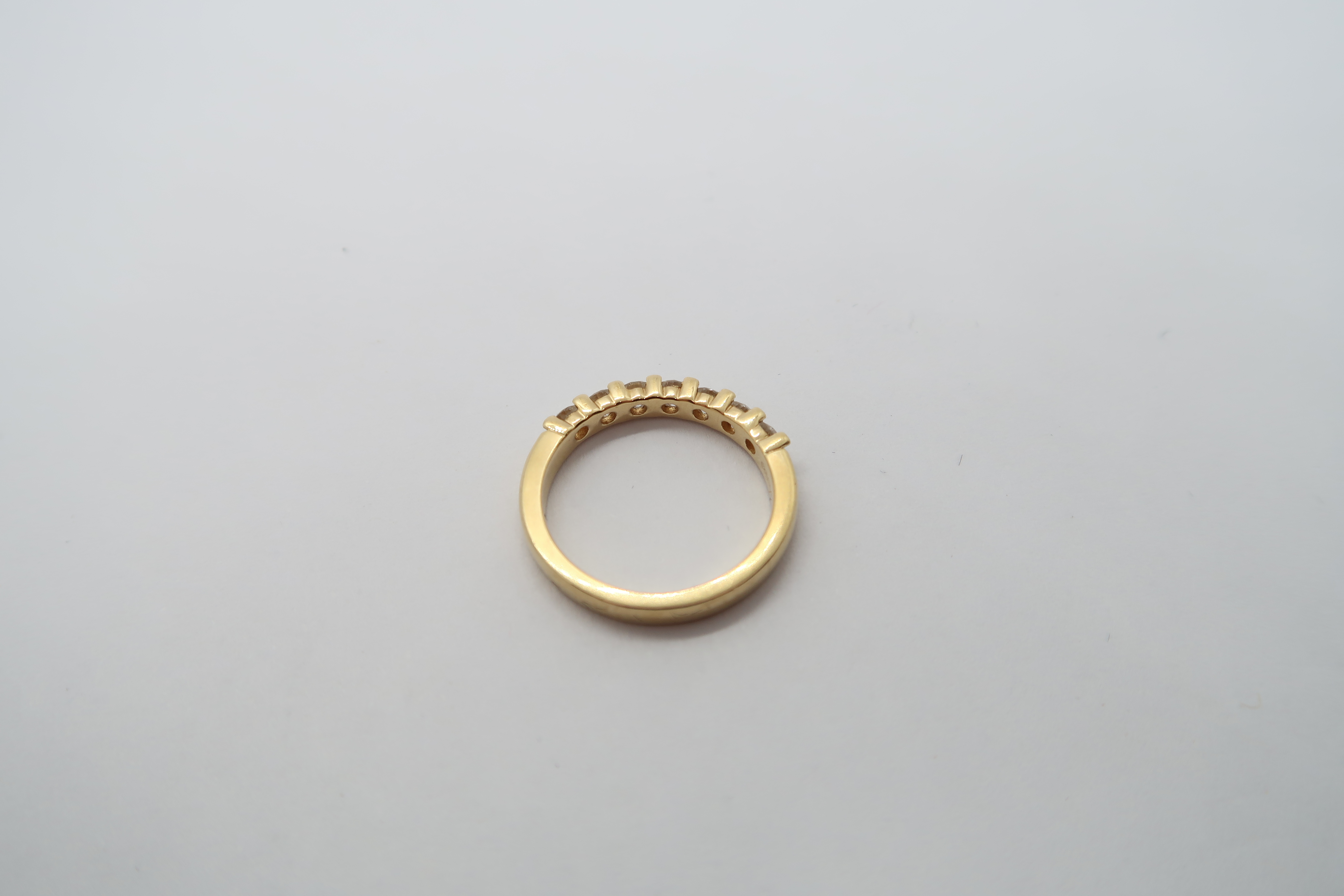 A seven stone diamond half eternity ring set in 18ct hallmarked yellow gold - Image 3 of 3