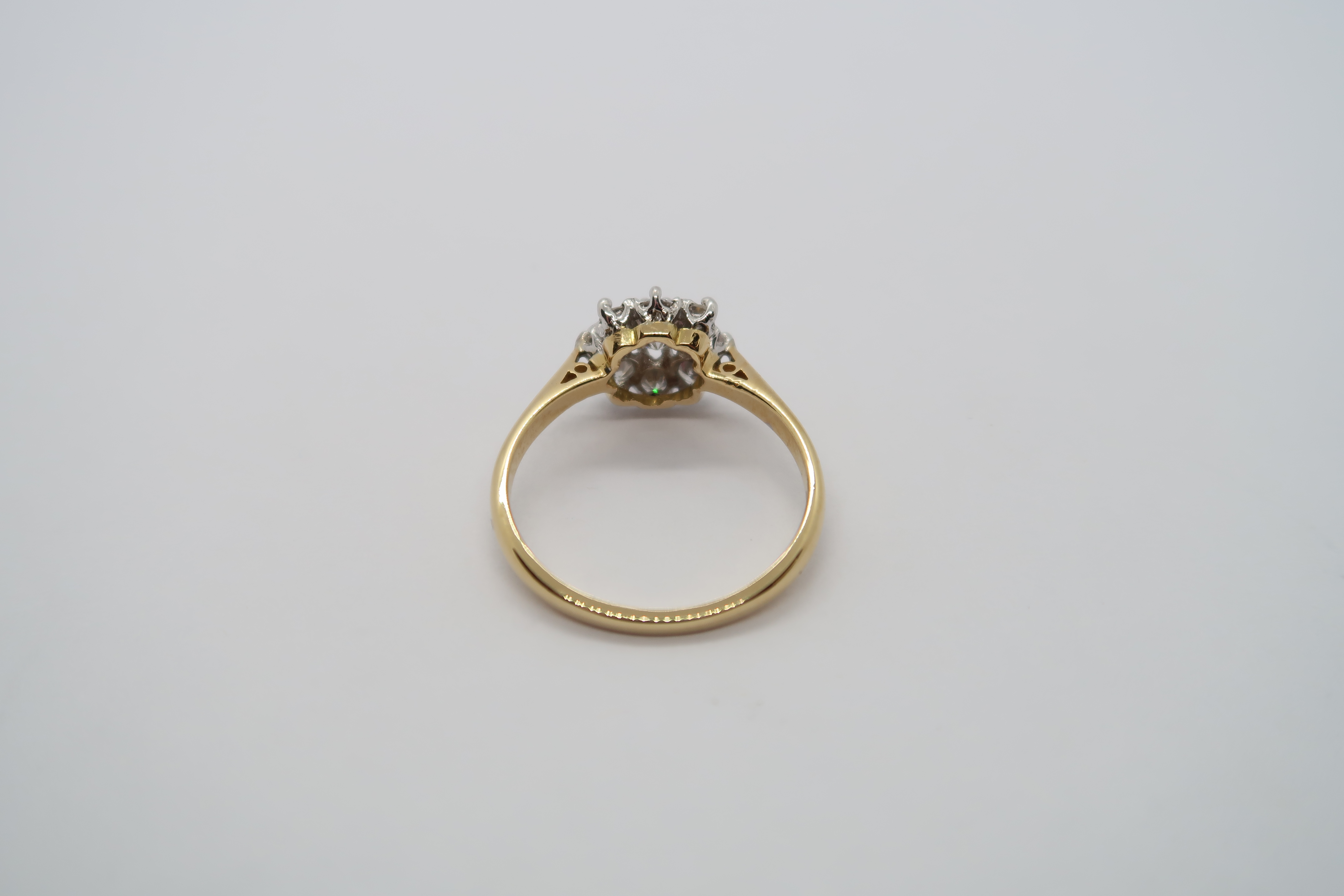 A good quality 18ct yellow gold and platinum 9 stone diamond cluster ring, diamonds are well - Image 3 of 3