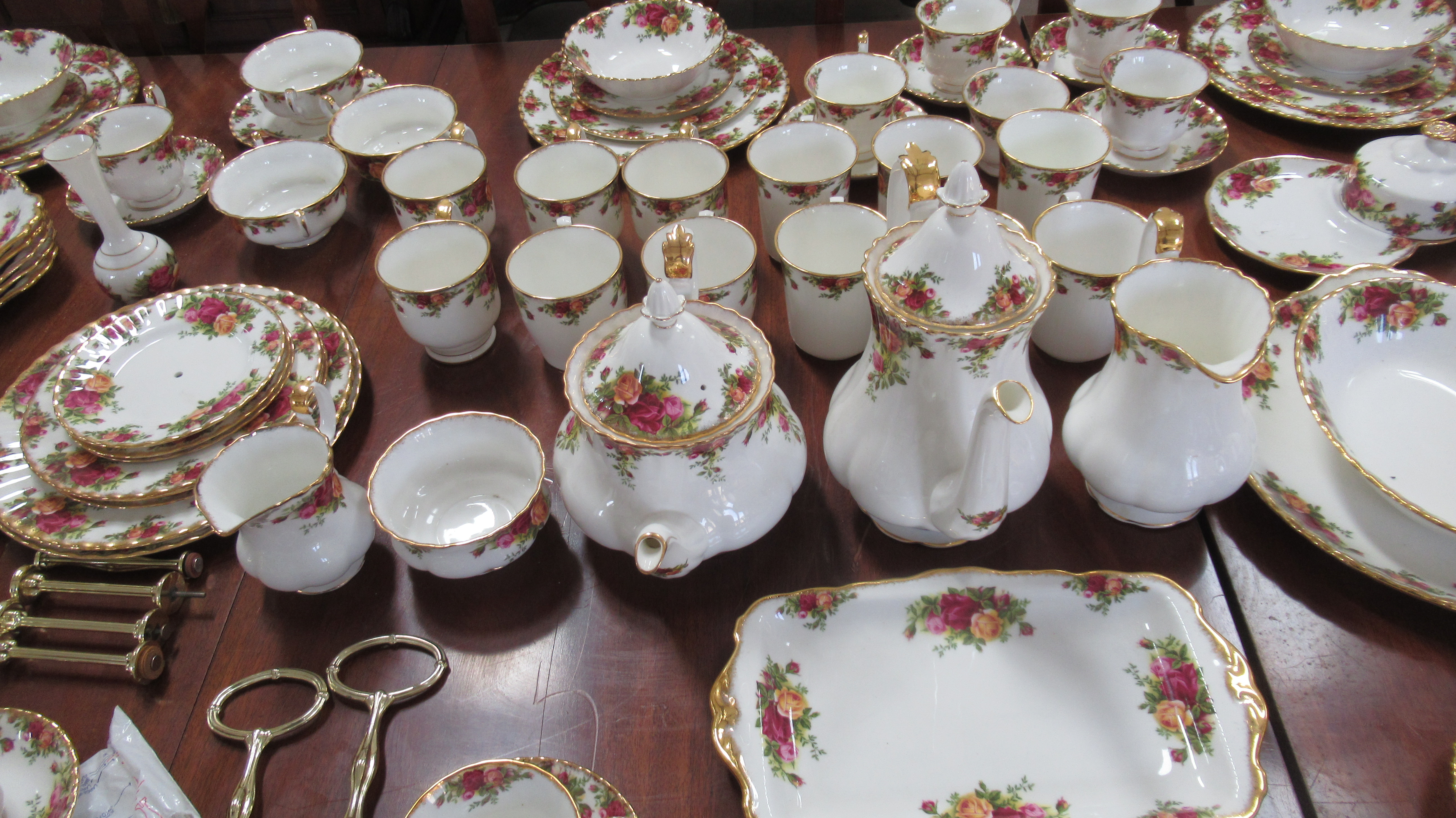 An extensive collection of Royal Albert Old Country Roses tableware including tureens - please see - Bild 3 aus 5