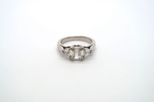 A very good platinum three stone diamond ring - The square emerald cut diamond 1.1ct, clarity