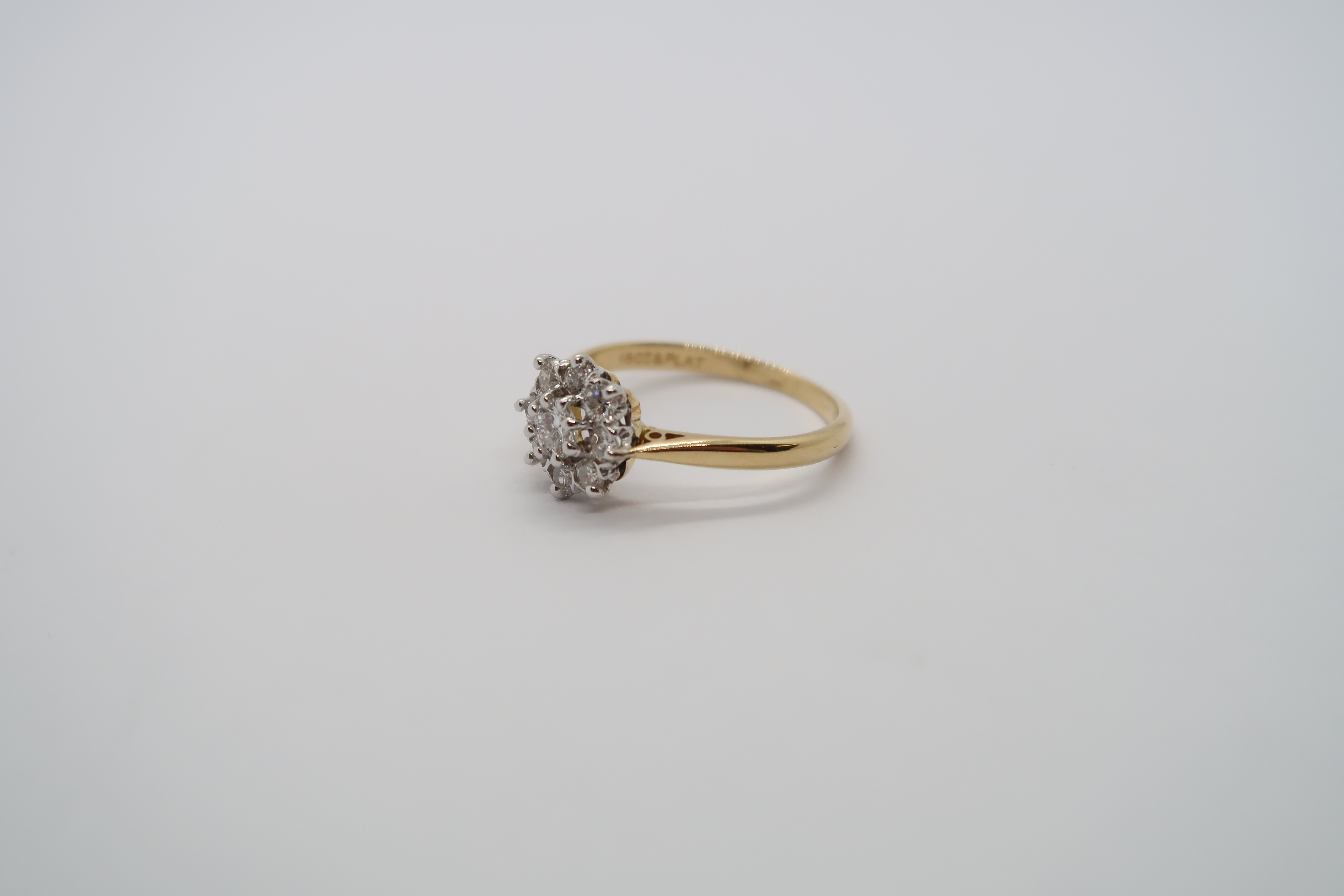 A good quality 18ct yellow gold and platinum 9 stone diamond cluster ring, diamonds are well - Image 2 of 3