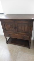 An oak cupboard with linen fold doors - Width 79cm x Height 86cm