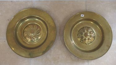 A pair of brass chargers - Diameter 50cm