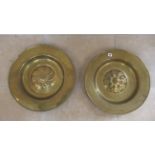 A pair of brass chargers - Diameter 50cm