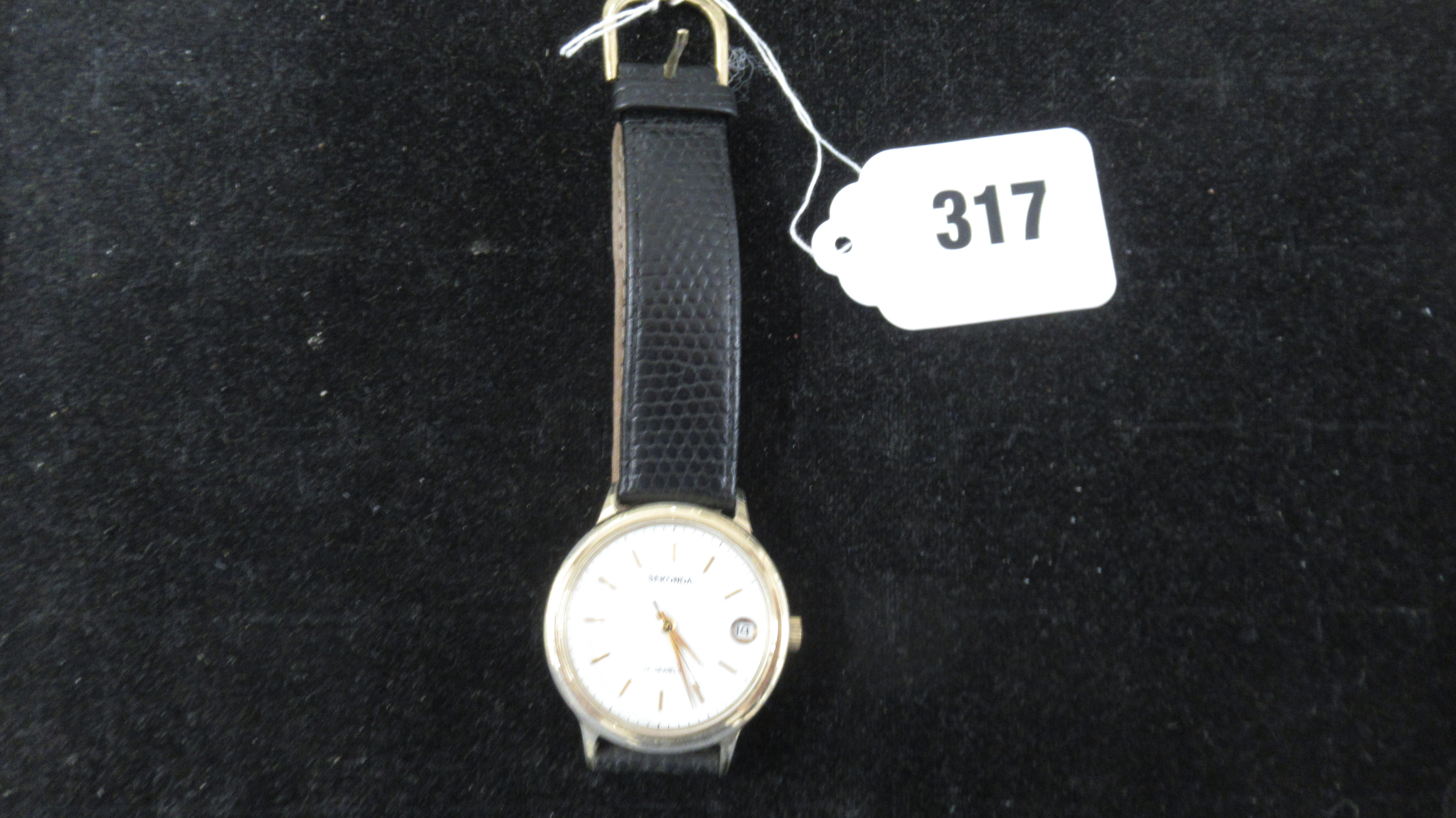 A Sekonda gents wristwatch on a leather strap, working in saleroom - Bild 2 aus 2