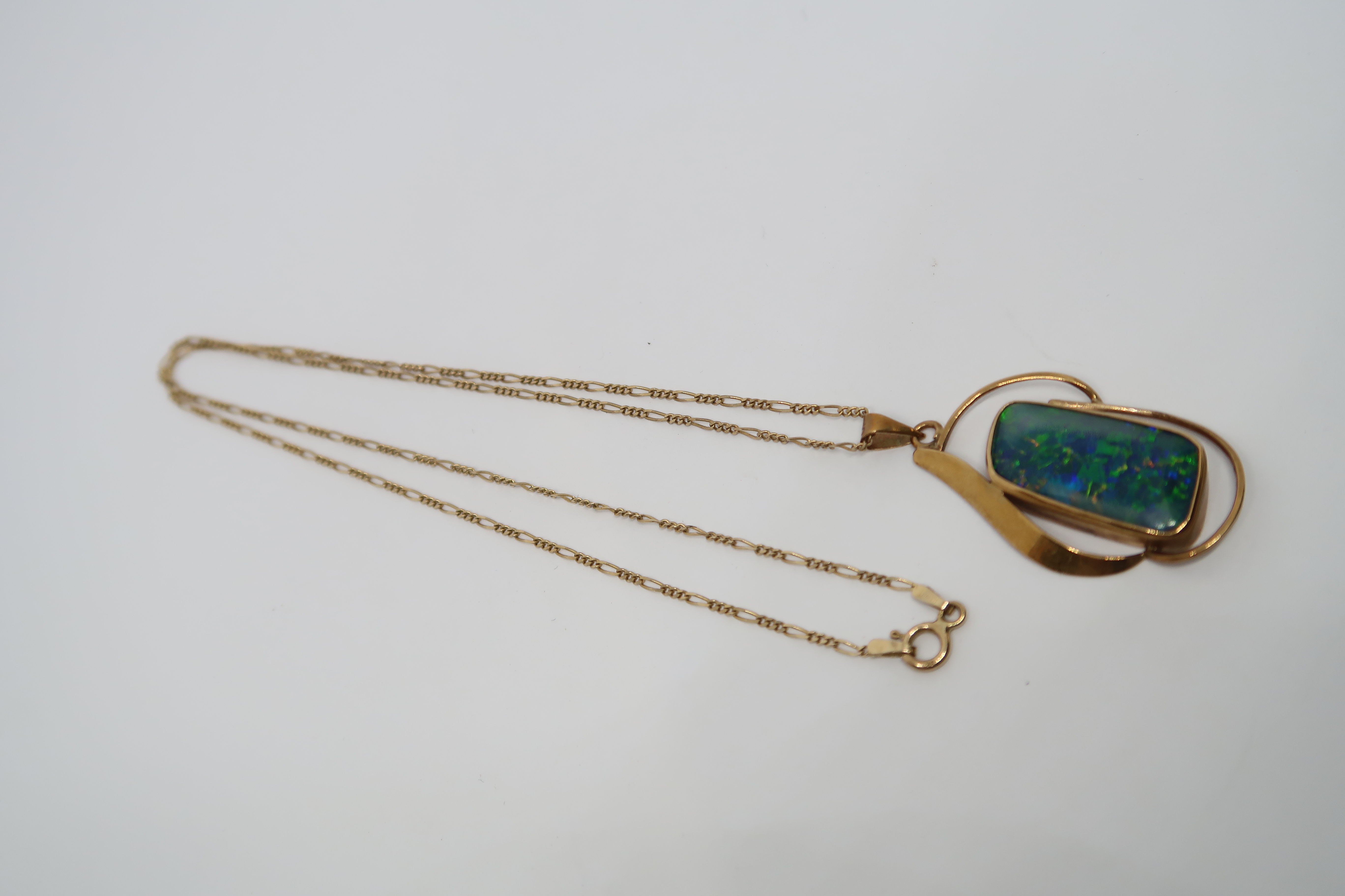 A 9ct (hallmarked) yellow gold opal doublet pendant - 4cm - 3.6 grams - on 9ct (hallmarked) yellow - Image 2 of 2