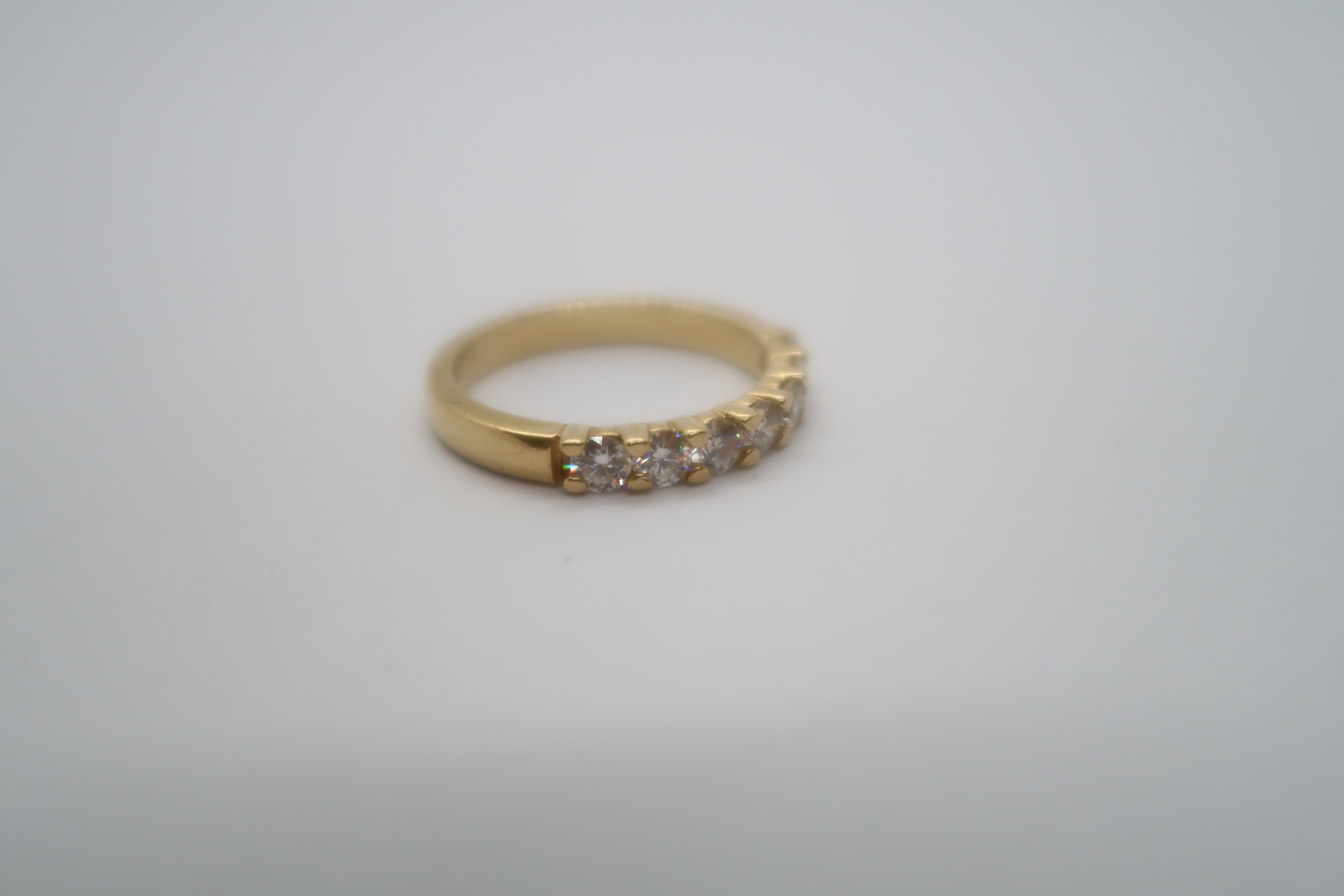 A seven stone diamond half eternity ring set in 18ct hallmarked yellow gold - Image 2 of 3