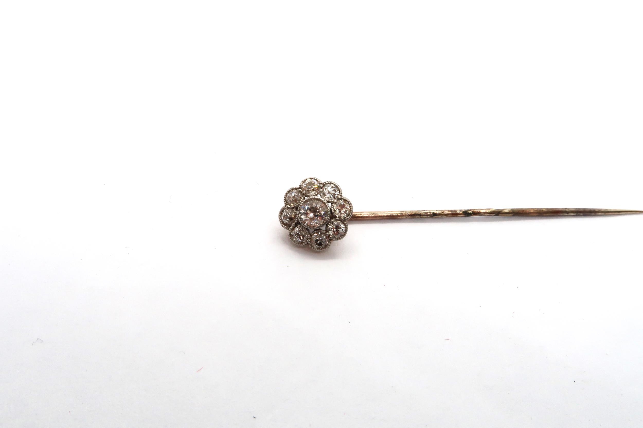 A diamond daisy cluster tie pin - the central old cut diamond surrounded by eight smaller diamonds - - Bild 5 aus 5