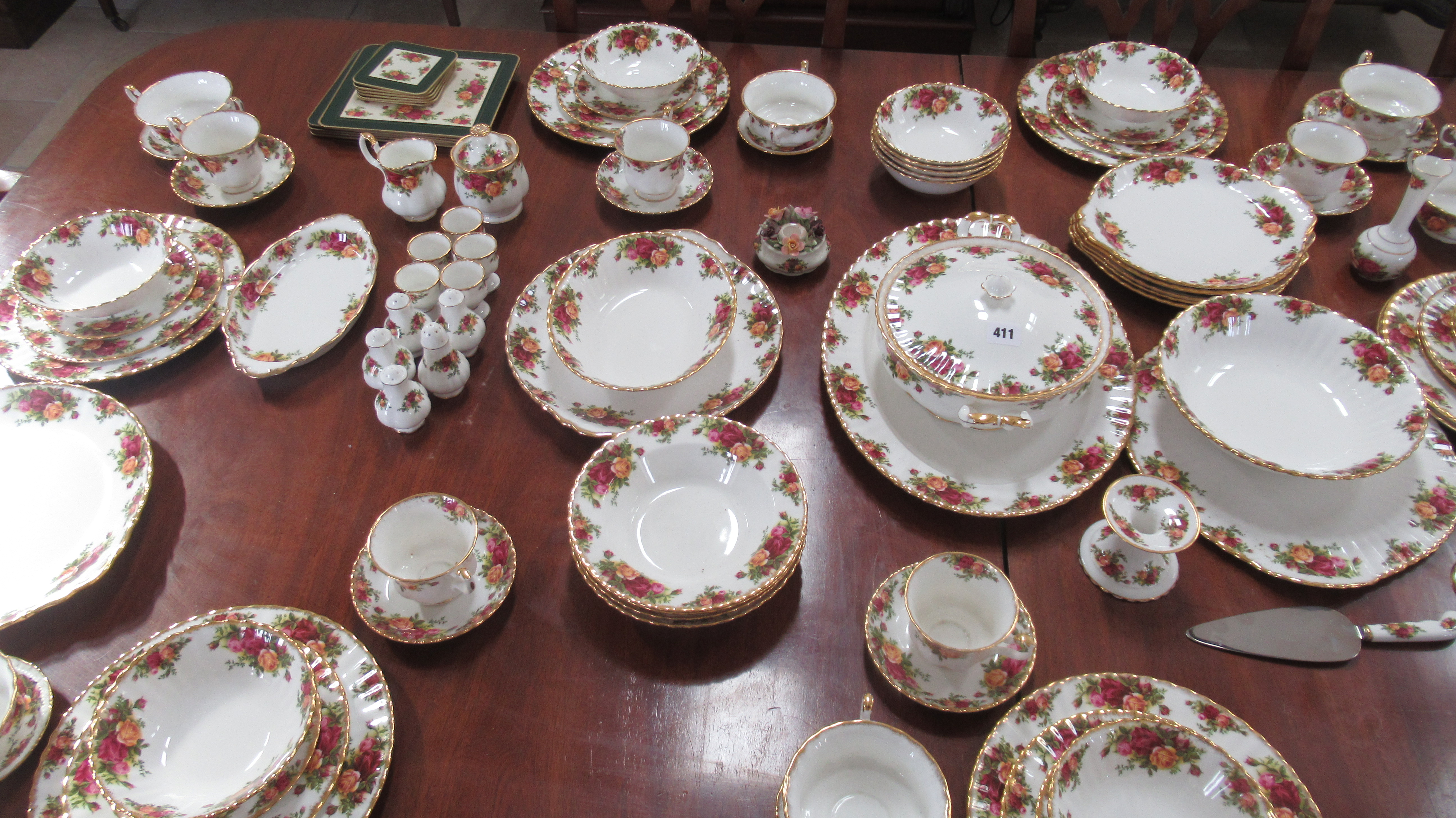 An extensive collection of Royal Albert Old Country Roses tableware including tureens - please see - Bild 2 aus 5