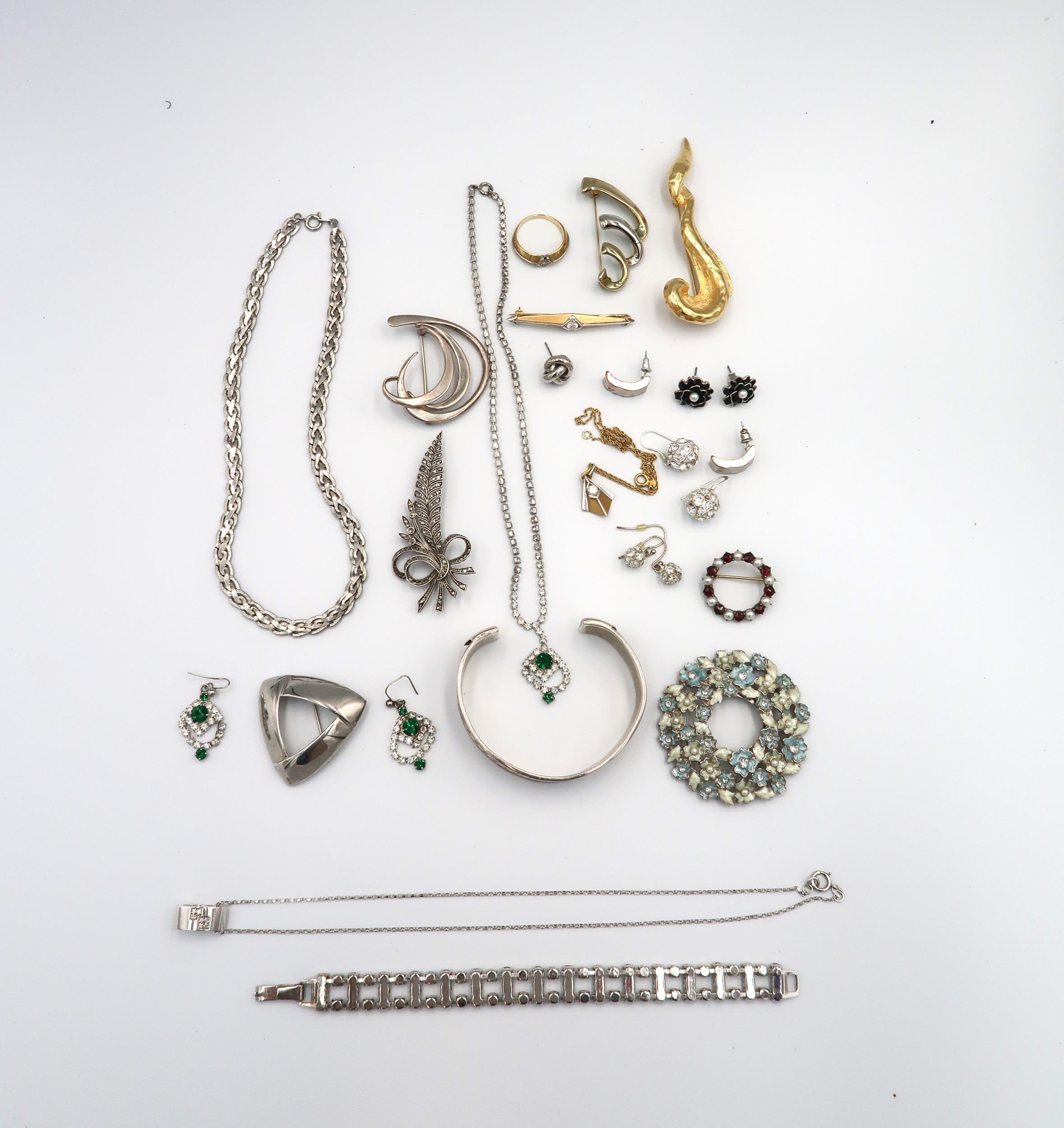 Costume jewellery to include bracelet, earrings, brooches, necklace etc