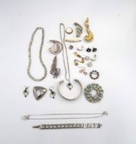 Costume jewellery to include bracelet, earrings, brooches, necklace etc