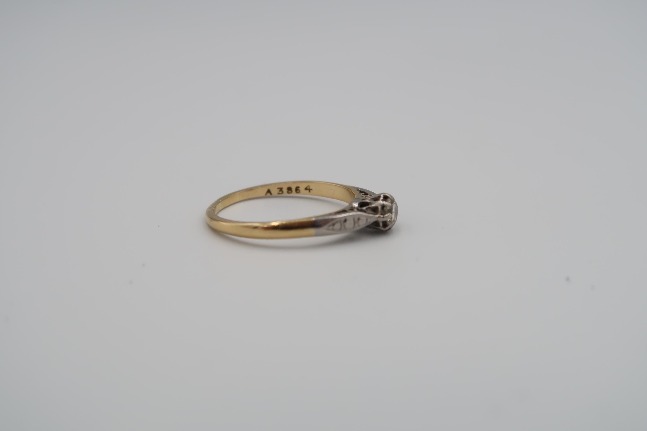 An 18ct gold and platinum ring with approx 0.15ct diamond to shoulder - approx weight 2.35 grams - Image 2 of 3