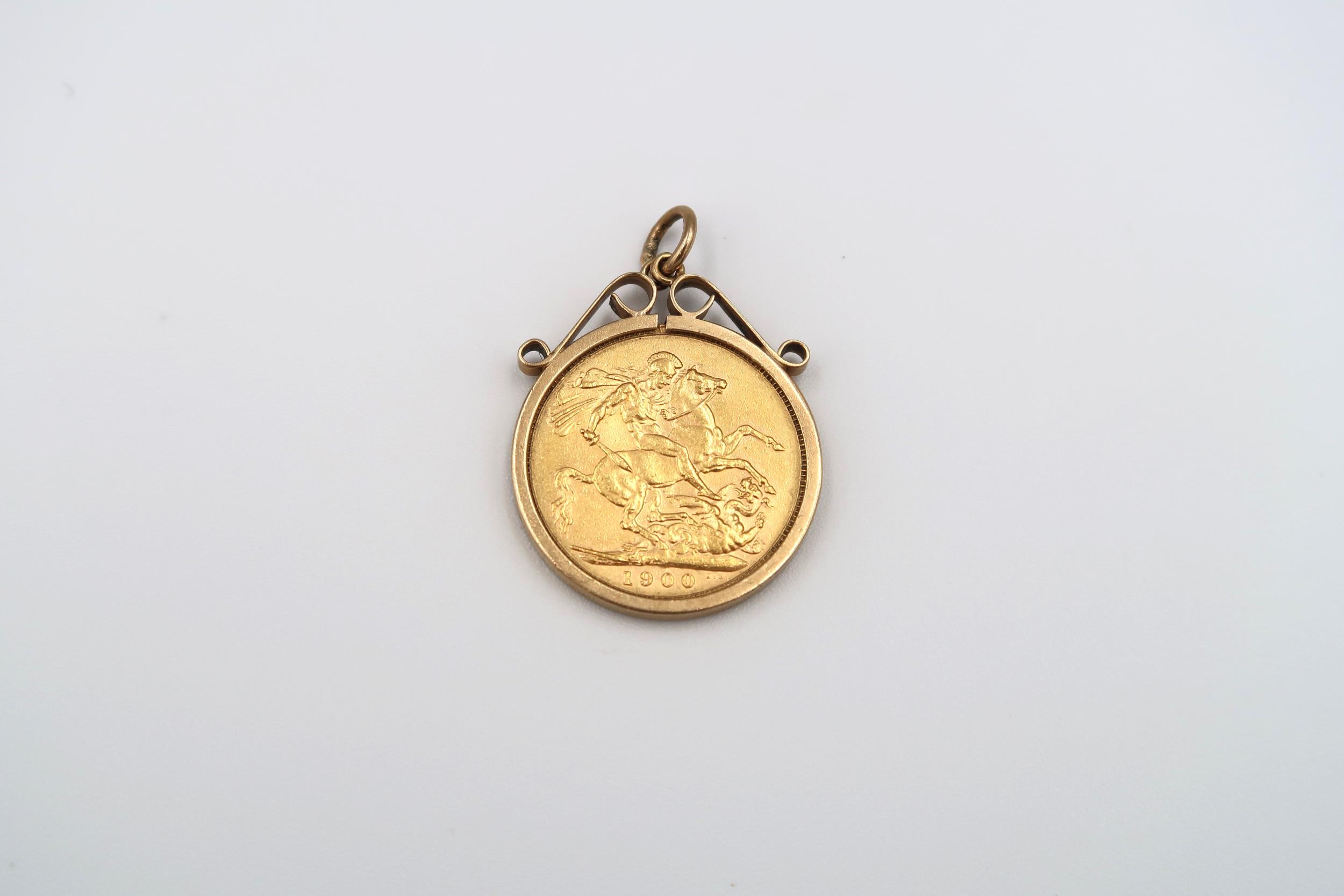 A full gold sovereign, dated 1900, 7.98 grams, 22ct gold held within a 9ct gold pendant, total - Image 2 of 2