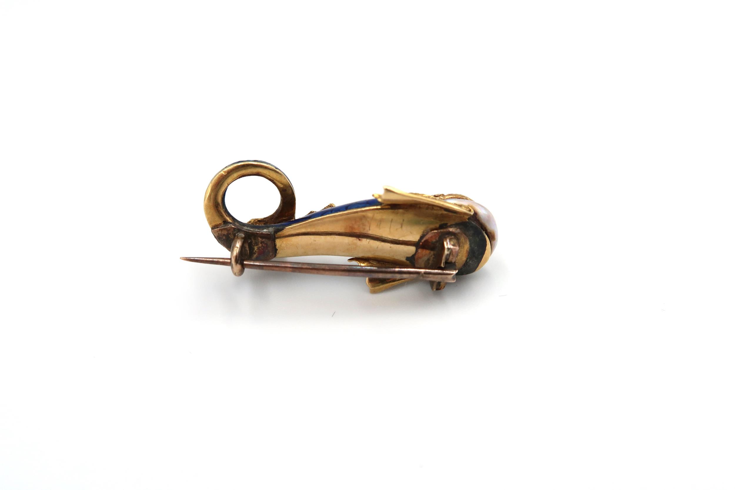 An enamel and pearl yellow metal pin brooch in the form of marine life - Length 3cm - Image 3 of 3
